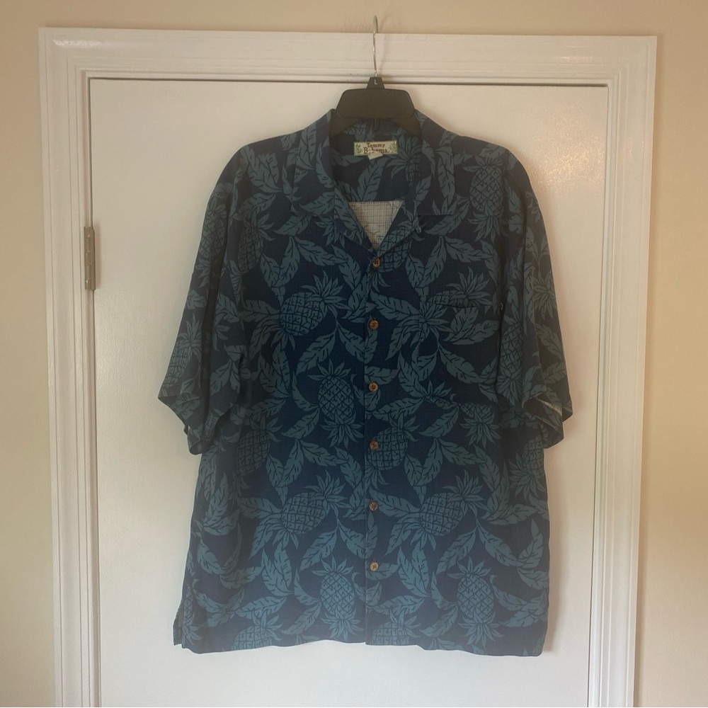 Tommy Bahama 100% silk short sleeve button up shirt size large